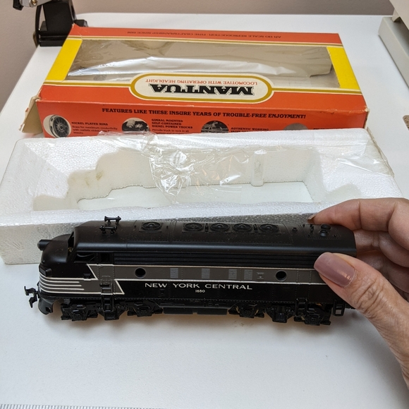 MANTUA New York Central 1650 Locomotive w Operating Headlight Engine 411-22 , HO - Picture 4 of 16